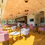 Royal Atlantis & Hotel